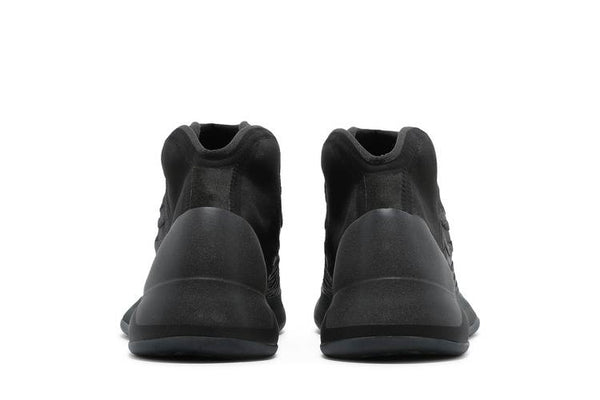 Yeezy QNTM Onyx (2021)