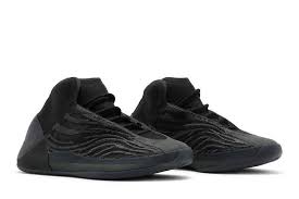 Yeezy QNTM Onyx (2021)