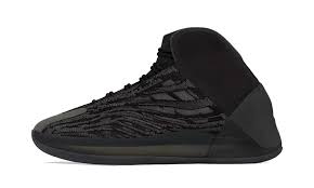 Yeezy QNTM Onyx (2021)